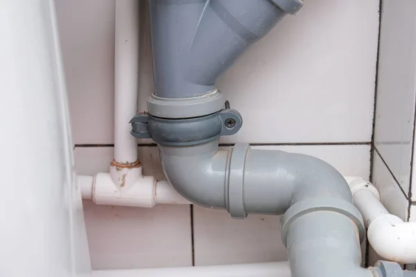 Tuberías de alcantarillado en el hogar, conexión de tuberías de polipropileno gris para lavabo, desagüe del lavabo — Foto de Stock