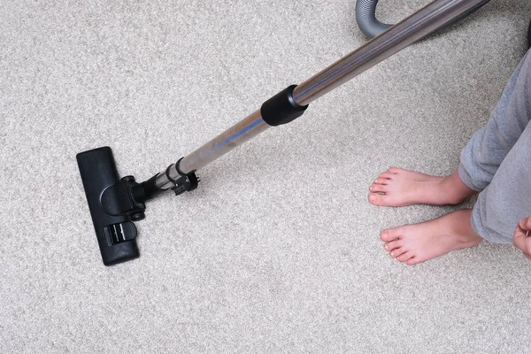 A person vacuuming the carpet in the house, cleaning rug with the vac concept — Stock Photo, Image