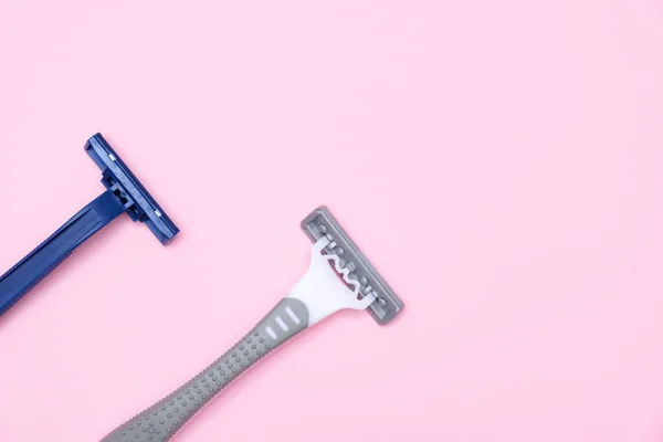 Különböző női műanyag eldobható borotvapengék rózsaszín háttér másolási hely — Stock Fotó