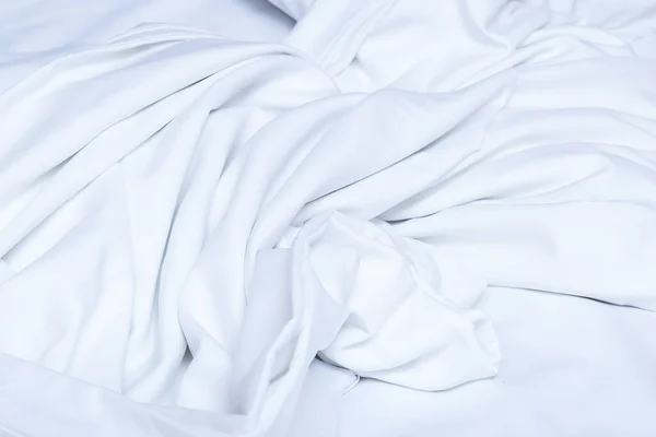 Складное белое постельное белье фон, сон и расслабляющая концепция — стоковое фото