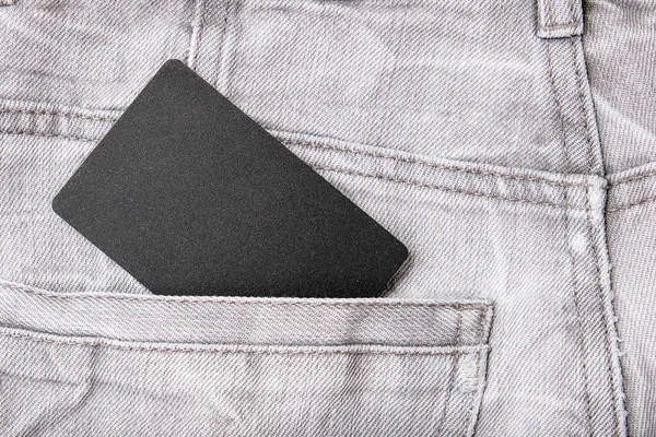 Tarjeta en blanco negro con espacio de copia en bolsillo vaquero gris jeans — Foto de Stock