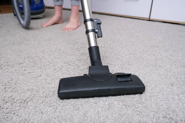 家の中のカーペットを掃除する人vacの概念でラグを掃除する — ストック写真