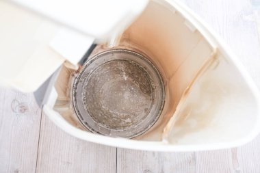 Kireç, mutfakta eski su ısıtıcısı kireç ölçek. Beyaz, kireç gibi kalsiyum karbonat kalıntısı. Sert suyun neden olduğu ev aletleri onarımı