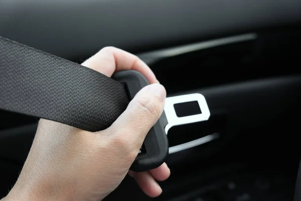 Mujer sosteniendo una hebilla de un cinturón de seguridad en la mano y la fijación de un cinturón de seguridad, la seguridad del coche y el concepto de protección del conductor — Foto de Stock