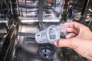 Temizlemek için bir el yıkama filtresi, çamaşır makinesi temizleme konsepti, mutfak aletleri bakımı ve bakım.