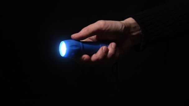 Mano Con Una Linterna Led Que Brilla Oscuridad Con Haz — Vídeos de Stock