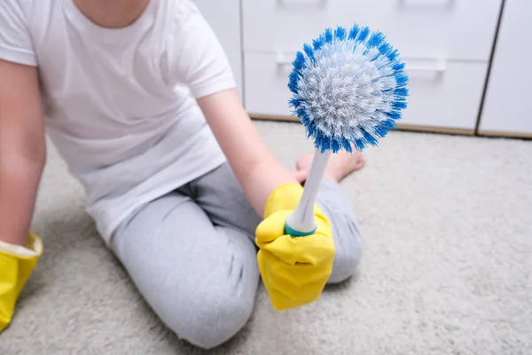 Ein Kind Gelben Gummihandschuhen Zeigt Büstenhalter Für Die Hausreinigung Teppich — Stockfoto