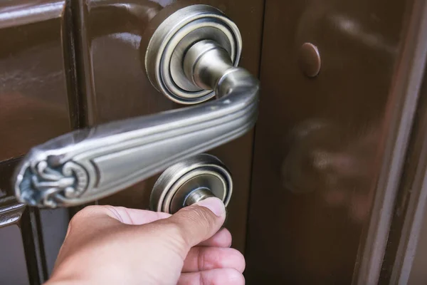 Cierre Manual Una Puerta Marrón Con Botón Para Seguridad Privacidad — Foto de Stock