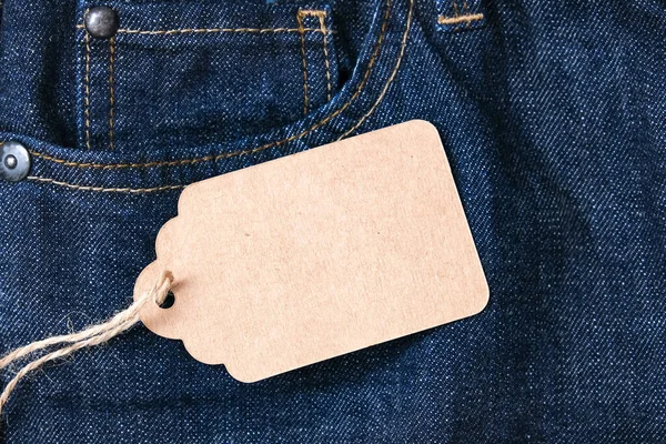 ダークブルーのジーンズの背景 販売と割引の概念上のクラフトブランク — ストック写真