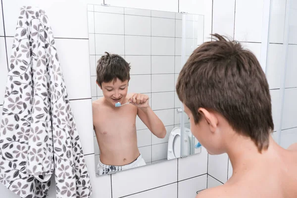 Tinédzser Fiú Fogat Mos Fürdőszobában Tükörképe Tükörben Minden Reggel Este — Stock Fotó