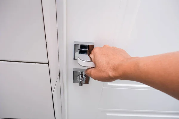 Una Mano Mujer Abriendo Una Puerta Madera Blanca Con Mango — Foto de Stock