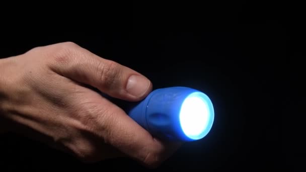 Mano Con Una Linterna Led Que Brilla Oscuridad Con Haz — Vídeos de Stock