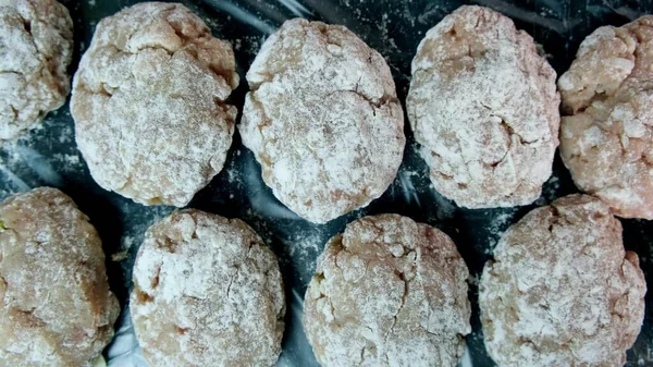 Çiğ ev yapımı domuz pirzolası, tepside pişmemiş köfteler dondurulmaya hazır, dondurulmaya hazır, yarı bitmiş ürünler..