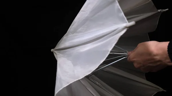 Fehér Esernyőt Nyitó Személy Derkness Menedék Védelem Koncepciójában — Stock Fotó