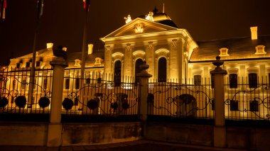 Bratislava 'daki aydınlanmış başkanlık sarayı..