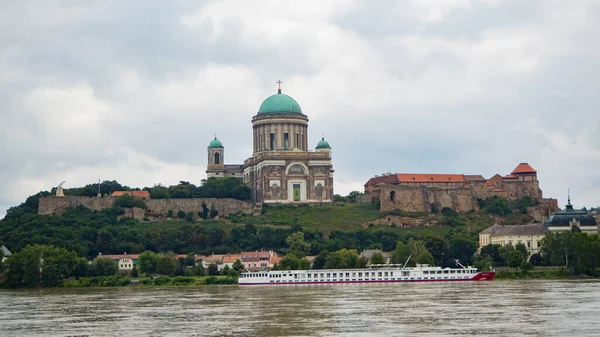 Blick Auf Die Kathedrale Von Esztergom Von Der Gegenüberliegenden Seite Stockfoto