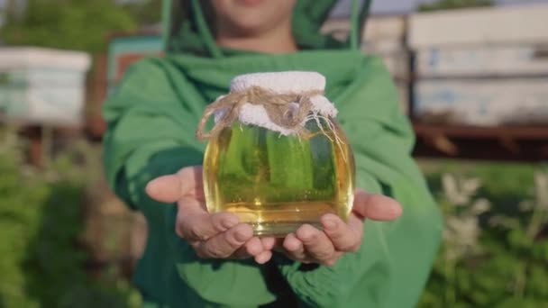 Biodlare Med Honung Kvinnlig Bonde Visar Honung Från Sin Bigård — Stockvideo