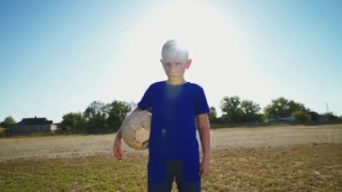 Top kale direğinin yanında duran genç bir kaleci. Gol savunucusu oyuna hazırlanıyor. Futbol konsepti. Şehrin ya da köyün yoksul bir bölgesinde sokak sporları.