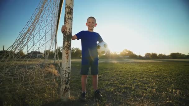 Top Kale Direğinin Yanında Duran Genç Bir Kaleci Gol Savunucusu — Stok video