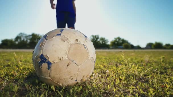 Junger Torwart Mit Dem Ball Unter Dem Fuß Tornähe Ein — Stockvideo