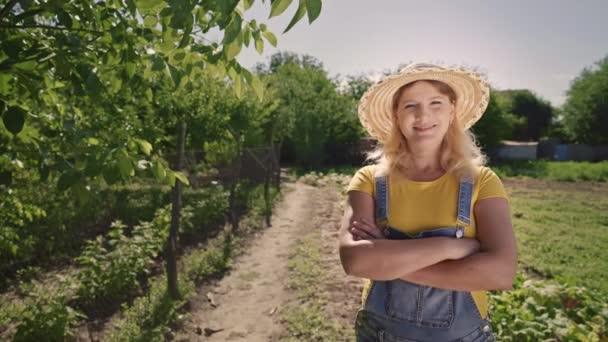 Ritratto Una Giardiniera Frutteto Agricoltura Una Giovane Contadina Trova Nella — Video Stock