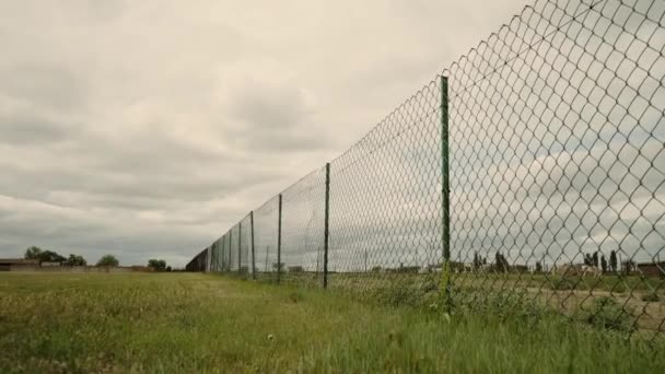 Hraniční Plot Země Oddělující Kovová Oka Ochrana Před Uprchlíky Vězeňská — Stock video