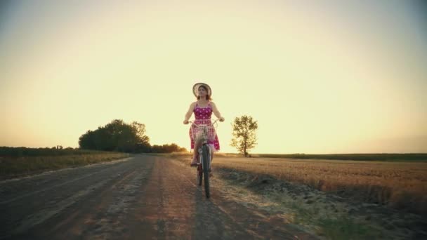 Молода Жінка Повсякденному Одязі Катається Велосипеді Сільській Дорозі Увечері Заході — стокове відео