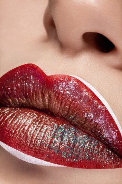 Sanatsal makyaj ile dudakları kadar yakın