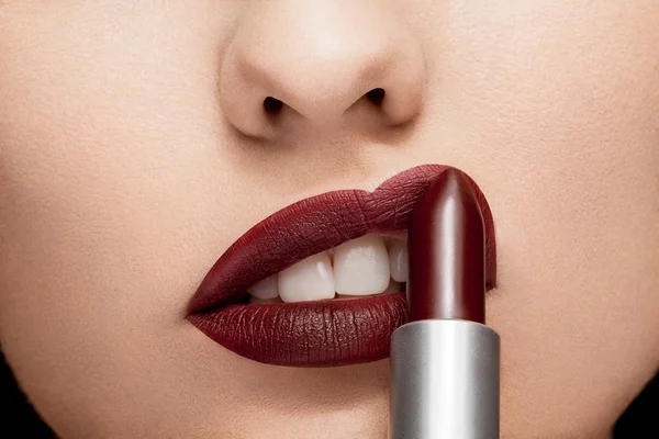 Donna che applica rossetto rosso sulle labbra — Foto Stock