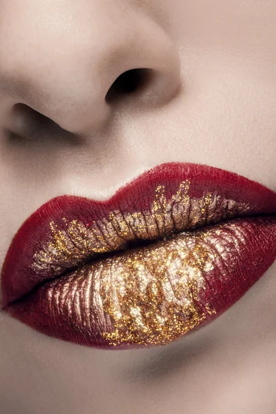 Oro y lápiz labial rojo en la moda conforman — Foto de Stock