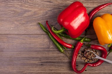 Chili, tatlı biber ve baharatlı biber üst görünümünü