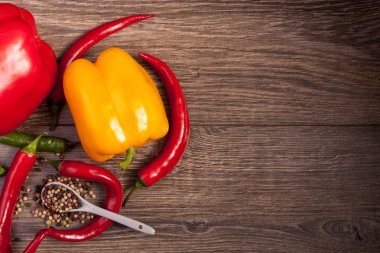 Chili, tatlı biber ve baharatlı biber üst görünümünü