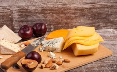 Peynir ve fındık vintage ahşap arka plan üzerinde farklı tip