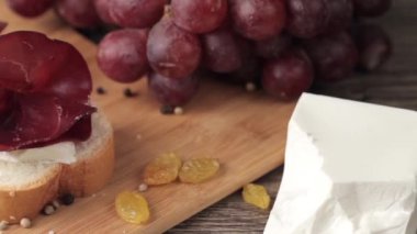 Sağlıklı yaşam plaka et Beyaz ahşap zemin üzerinde üzüm ile