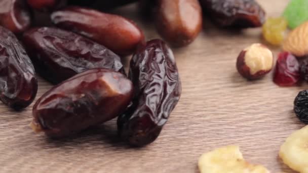 Αποξηραμένα φρούτα και ξηρούς καρπούς σε ξύλινα φόντο στο studio εγκατάστασης — Αρχείο Βίντεο