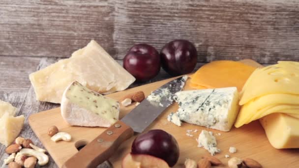 Mel, nozes, frutas e queijo em fundo de madeira na foto do estúdio — Vídeo de Stock