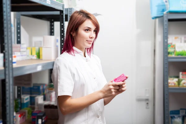 Young doctor with a box of pills in hand — Stock Photo, Image