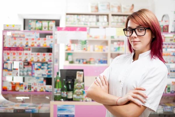 Farmacéutico pelirrojo dentro de la farmacia — Foto de Stock