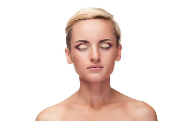 Dívka se zavřenýma očima a s perfektním make-upu — Stock fotografie