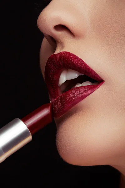 Applying red lipstick on lips — Stock Photo, Image