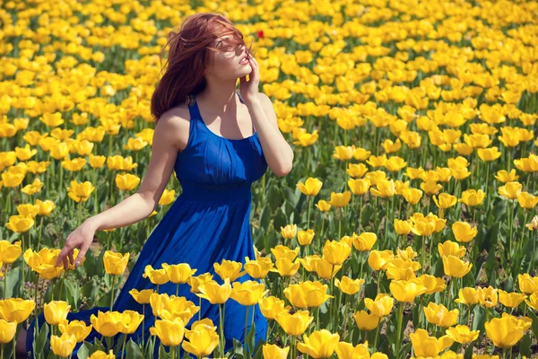 Mujer en tulipanes fiels en exterior día soleado — Foto de Stock