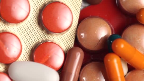 De nombreuses pilules et capsules en gros plan 