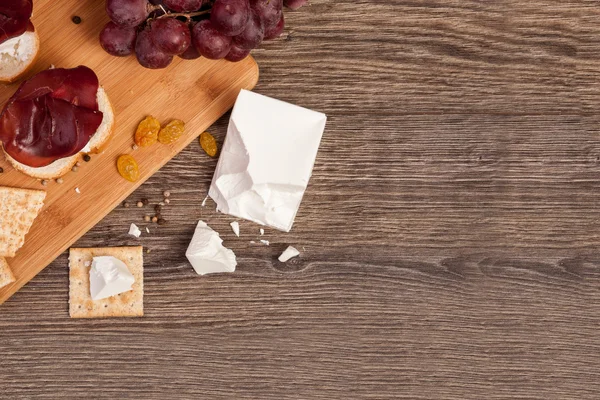 Italienischer Schinken mit Crackern mit weißem Käse — Stockfoto