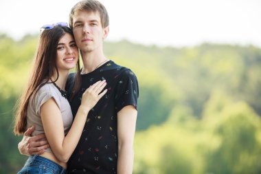 Çift birbirlerine sıcak güneşli bir günde kucaklayan