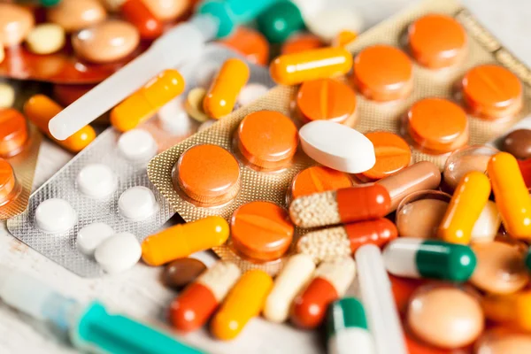 Um monte de pílulas coloridas com fundo desfocado — Fotografia de Stock