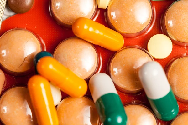 Diversi tipi di pillole, farmaci e antidolorifici in foto da vicino — Foto Stock