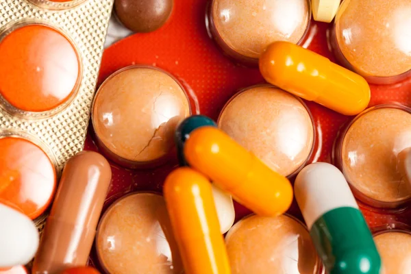 Diferentes tipos de comprimidos, drogas e analgésicos em close-up foto — Fotografia de Stock