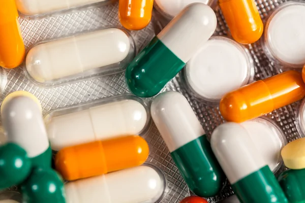 Drugs, pills and medication on table in close up photo — Stock Photo, Image