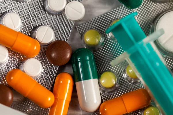 Drugs, pillen en medicijnen op tafel in close-up foto — Stockfoto