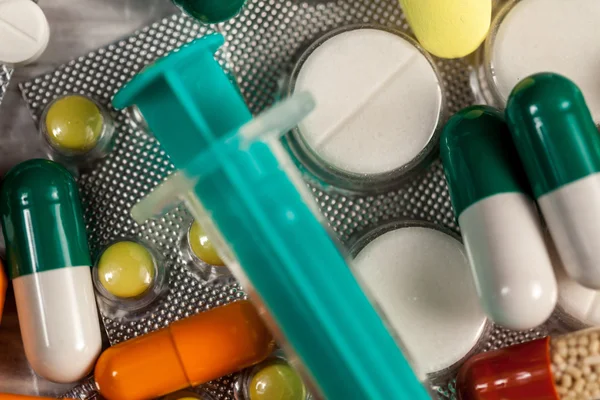 Drogas, pílulas e medicamentos na mesa em close up foto — Fotografia de Stock